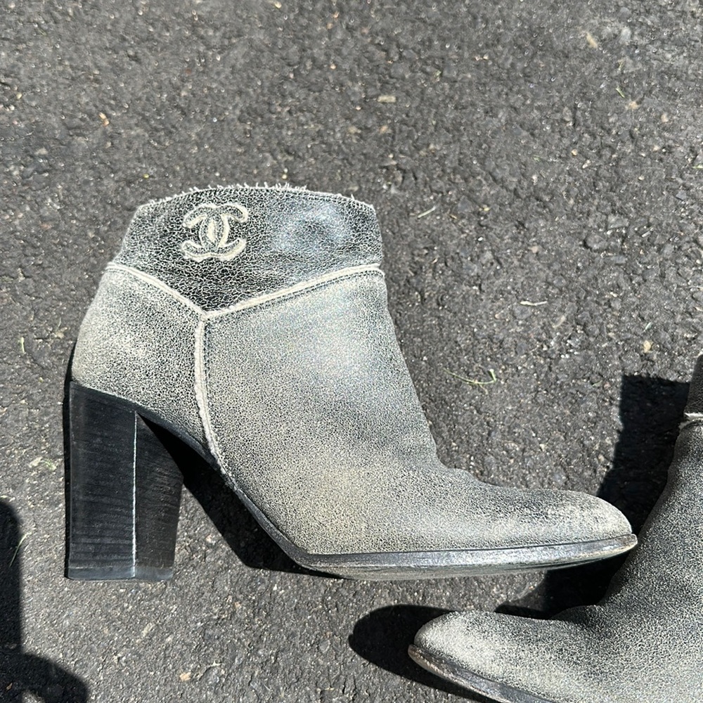 Chanel grey suede Sherpa lined boots size 41 1/2